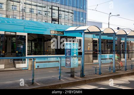 OSTRAVA, CECHIA - 13 SETTEMBRE 2023: Fermata del tram Karolina a Ostrava con il tram blu della compagnia di trasporto pubblico DPO e ATM Foto Stock