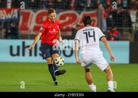 Tim Knipping (SpVgg Unterhaching, 34) mit Ball, SpVgg Unterhaching vs. TSV 1860 Muenchen, Fussball, 3. Liga, 10 anni. Spieltag, Saison 2024/2025, 20.10.2024, REGOLAMENTI DFL VIETANO QUALSIASI USO DI FOTOGRAFIE COME SEQUENZE DI IMMAGINI, foto: Eibner-Pressefoto/Jenni Maul Foto Stock