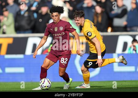 Wolverhampton, Regno Unito. 20 agosto 2024. Rico Lewis del Manchester City (82) e J¿Rgen Strand Larsen dei Wolves in azione durante la partita di Premier League tra Wolverhampton Wanderers e Manchester City crediti: MI News & Sport /Alamy Live News Foto Stock