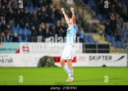 Haderslev, Danimarca. 20 ottobre 2024. Il doppio marcatore Lirim Qamili (15) di SoenderjyskE celebra la vittoria nella Superliga match tra Soenderjyske e FC Midtjylland al Sydbank Park di Haderslev domenica 20 ottobre 2024. Il match terminò 3-2. (Foto: Frank Cilius/Ritzau Scanpix) credito: Ritzau/Alamy Live News Foto Stock