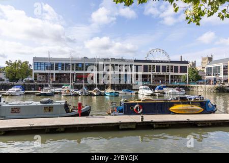 Ristoranti e bar sul lungomare di Bristol, città di Bristol, Inghilterra, Regno Unito Foto Stock