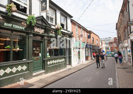 Vista sui negozi di ELD Lane a Colchester, Essex nel Regno Unito Foto Stock