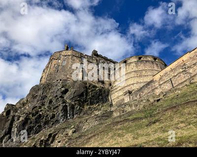 Castello di Edimburgo visto dal basso sulla Johnston Terrace. Edimburgo, Scozia, Regno Unito. 16 marzo 2024. Foto Stock