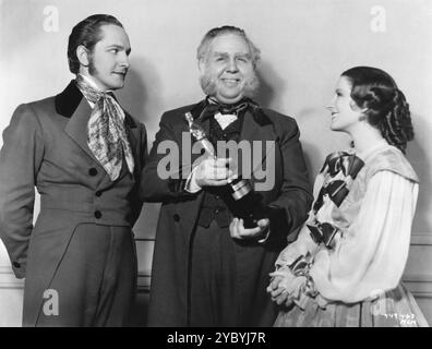 L'attore britannico CHARLES LAUGHTON detiene il miglior Oscar di attore che ha vinto per la sua performance nella VITA PRIVATA DI ENRICO VIII insieme ai suoi due co-protagonisti FREDRIC MARCH e NORMA SHEARER in THE BARRETTS OF WIMPOLE STREET 1934 regista SIDNEY FRANKLIN Play RUDOLPH BESIER Gowns ADRIAN Music HERBERT STOTHART Metro Goldwyn Mayer Foto Stock