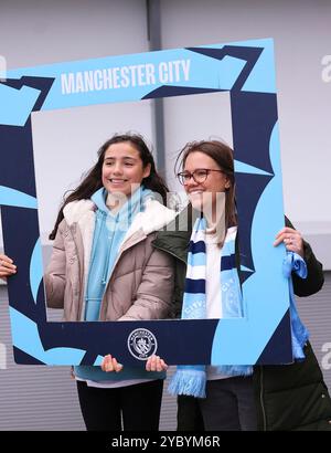 Manchester, Regno Unito. 20 ottobre 2024. Tifosi del Manchester City durante la partita Manchester City Women vs Aston Villa Women's Super League al Joie Stadium di Manchester, Regno Unito il 20 ottobre 2024 Credit: Every Second Media/Alamy Live News Foto Stock