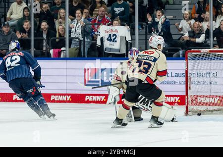 Yasin Ehliz (EHC Red Bull Muenchen, #42) bei seinem Tor zum 4:0 gegen Leon Hungerecker (Torwart, Nuernberg Ice Tigers, #72) und Roman Kechter (Nuernberg Ice Tigers, #73). GER, EHC Red Bull Muenchen gegen Nuernberg Ice Tigers, Eishockey, DEL, 11. Spieltag, Saison 2024/2025, 20.10.2024. Foto: Eibner-Pressefoto/Heike Feiner Foto Stock