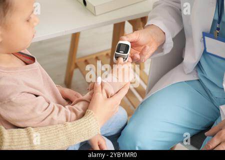 Bambino nell'ufficio del pediatra Foto Stock