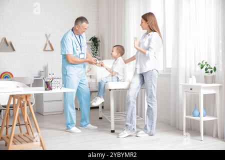 Bambino con madre nell'ufficio del pediatra Foto Stock