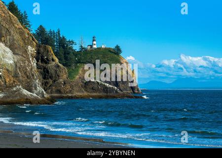 Faro di Cape Disappointment da Waikiki Beach; situato su un'alta scogliera che si affaccia sul più pericoloso bar sul fiume. La guardia costiera ne ha il controllo. Foto Stock