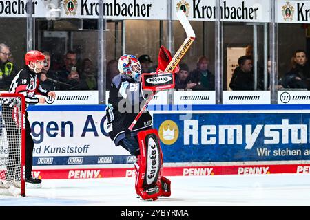 Jubel, Freude bei Andreas Andy Jenike (Iserlohn Roosters, #92) nach dem Heimsieg über die Kölner Haie, GER, Iserlohn Roosters vs. Koeler Haie, Eishockey, Penny-DEL, 11. Spieltag, Spielzeit 2024/2025, 20.10.2024, foto: Jonas Brockmann/Eibner-Pressefoto Foto Stock