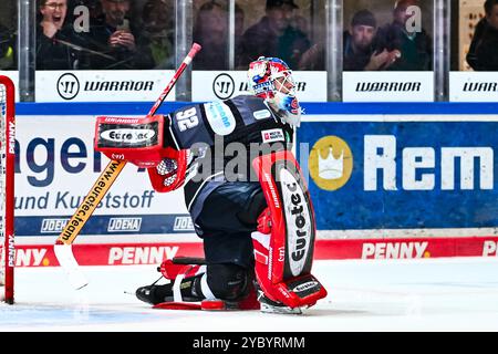 Jubel, Freude bei Andreas Andy Jenike (Iserlohn Roosters, #92) nach dem Heimsieg über die Kölner Haie, GER, Iserlohn Roosters vs. Koeler Haie, Eishockey, Penny-DEL, 11. Spieltag, Spielzeit 2024/2025, 20.10.2024, foto: Jonas Brockmann/Eibner-Pressefoto Foto Stock