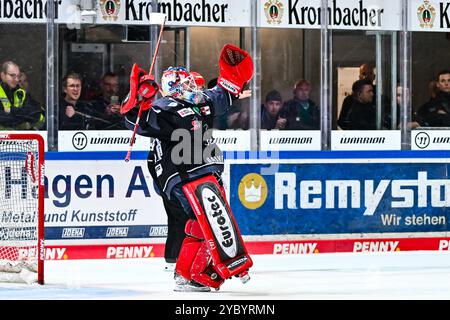 Jubel, Freude bei Andreas Andy Jenike (Iserlohn Roosters, #92) nach dem Heimsieg über die Kölner Haie, GER, Iserlohn Roosters vs. Koeler Haie, Eishockey, Penny-DEL, 11. Spieltag, Spielzeit 2024/2025, 20.10.2024, foto: Jonas Brockmann/Eibner-Pressefoto Foto Stock