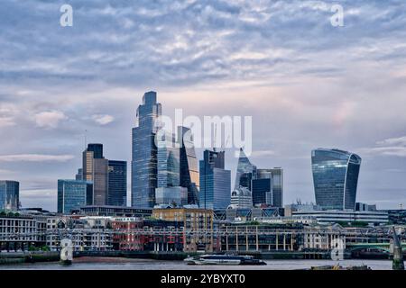 Dopo un forte downpour, i doppi arcobaleni sono apparsi nel cielo sopra il distretto finanziario della City of London, Inghilterra Regno Unito Foto Stock