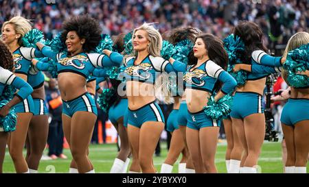 Londra, Regno Unito. 20 ottobre 2024. I membri dei Roar of the Jaguars, le cheerleader dei Jacksonville Jaguars, si esibiscono nella partita NFL contro i New England Patriots al Wembley Stadium, l'ultima gara della serie NFL London Games di quest'anno. Punteggio finale Jaguars 32, Patriots 16. Crediti: Stephen Chung / Alamy Live News Foto Stock