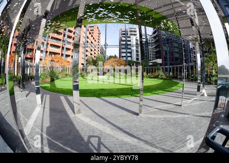 Gasholder Park, Kings Cross, Coal Drops Yard, Londra, Regno Unito. Un parco in un portagomma! Obiettivo fish-eye. Foto Stock