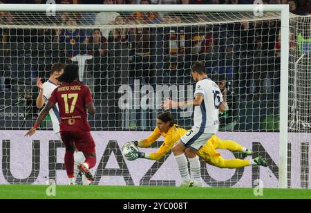 Roma, Lazio, ITALIA. 20 ottobre 2024. Durante la partita di calcio del 20/10/2024, valida per il campionato italiano di serie A - 2024/25 a Empoli allo Stadio Carlo Castellani tra AS Roma e FC Internazionale Milano. Nella foto: Manu KonÃ¨ di Roma AS (immagine di credito: © Fabio Sasso/ZUMA Press Wire) SOLO USO EDITORIALE! Non per USO commerciale! Crediti: ZUMA Press, Inc./Alamy Live News Foto Stock