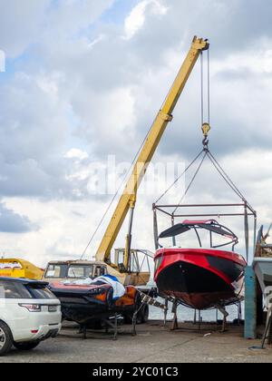 Le navi sono sospese per riparazioni nel molo. Le vecchie barche sono in fase di riparazione. Banchine al lavoro. Ripristino del fondo delle navi. Foto Stock