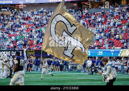 Atlanta, Georgia. 19 ottobre 2024. Georgia Tech pronto per la partita di calcio NCAA con i Notre Dame Fighting Irish e i Georgia Tech Yellow Jackets, giocata al Mercedes Benz Stadium di Atlanta, Georgia. Notre Dame sconfigge Georgia Tech, 31-13. Cecil Copeland/CSM/Alamy Live News Foto Stock