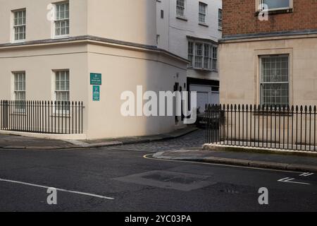 20 ottobre 2024 - Londonuk : case private su mews Street a londra con sole autunnale Foto Stock