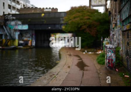 20 ottobre 2024 - Londonuk: Immagine completamente sfocata del ponte sul canale con graffiti sulle pareti Foto Stock