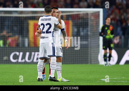 Roma, Italia. 20 ottobre 2024. Lautaro Martinez dell'Internazionale festeggia dopo aver segnato 0-1 gol durante la partita di campionato italiano di serie A tra AS Roma e FC Internazionale il 20 ottobre 2024 allo Stadio Olimpico di Roma. Crediti: Federico Proietti / Alamy Live News Foto Stock