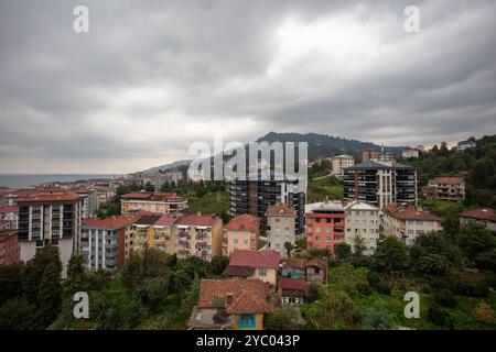 Vista panoramica di Cayeli, Rize, Turchia, affacciata sul Mar Nero in una giornata nuvolosa con paesaggi costieri e urbani Foto Stock