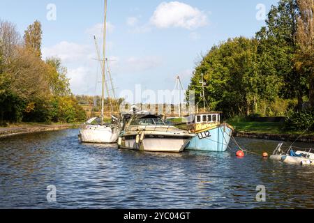 Barche abbandonate e danneggiate su un canale. Foto Stock