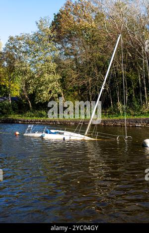 Barche abbandonate e danneggiate su un canale. Foto Stock