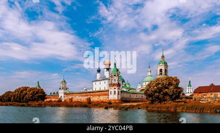 Panorama del monastero Spaso-Yakovlevsky Dimitriyev. Vista dal lago Nero in una giornata di sole autunno. Rostov il grande, Russia. XIII-XVIII secolo. Foto Stock