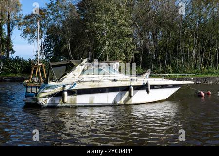 Barche abbandonate e danneggiate su un canale. Foto Stock