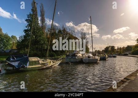 Barche abbandonate e danneggiate su un canale. Foto Stock