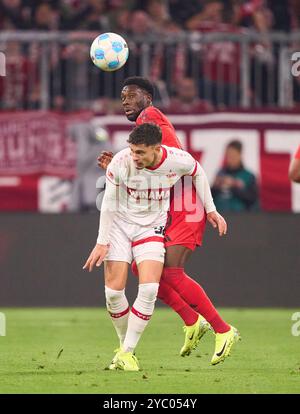 Alphonso DAVIES, FCB 19 competono per il pallone, tackle, duello, colpo di testa, zweikampf, azione, lotta contro Fabian Rieder, VFB 32 nella partita FC BAYERN MUENCHEN - VFB STUTTGART 4-0 il 19 ottobre 2024 a Monaco, Germania. Stagione 2024/2025, 1.Bundesliga, FCB, München, giorno 7, 7.Spieltag fotografo: Peter Schatz - LE NORMATIVE DFL VIETANO QUALSIASI USO DI FOTOGRAFIE come SEQUENZE DI IMMAGINI e/o QUASI-VIDEO - Foto Stock