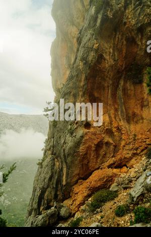 L'esuberante scenario naturale del Supramonte di Orgosolo che ospita la dolina di Tiscali con il villaggio post-nuragico, Orgosolo, Nuoro, Sardegna Foto Stock