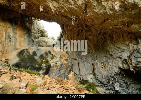 L'esuberante scenario naturale del Supramonte di Orgosolo che ospita la dolina di Tiscali con il villaggio post-nuragico, Orgosolo, Nuoro, Sardegna Foto Stock