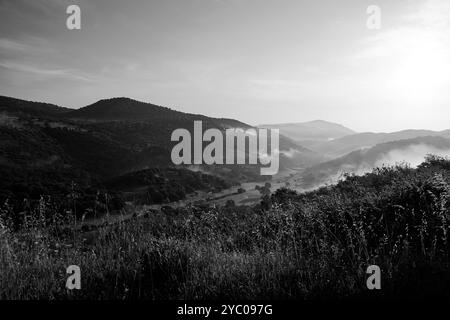 L'esuberante scenario naturale del Supramonte di Orgosolo che ospita la dolina di Tiscali con il villaggio post-nuragico, Orgosolo, Nuoro, Sardegna Foto Stock