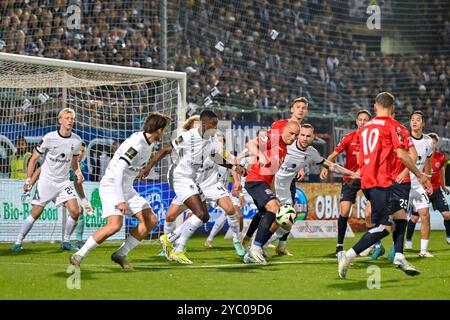 Unterhaching, Deutschland. 20 ottobre 2024. Strafrtaumszene: Manuel Stiefler (Unterhaching, 8) AM Ball, 20.10.2024, Unterhaching (Deutschland), Fussball, 3) LE NORMATIVE LIGA, SPVGG UNTERHACHING - TSV 1860 MÜNCHEN, DFB/DFL VIETANO QUALSIASI USO DI FOTOGRAFIE COME SEQUENZE DI IMMAGINI E/O QUASI-VIDEO. Credito: dpa/Alamy Live News Foto Stock