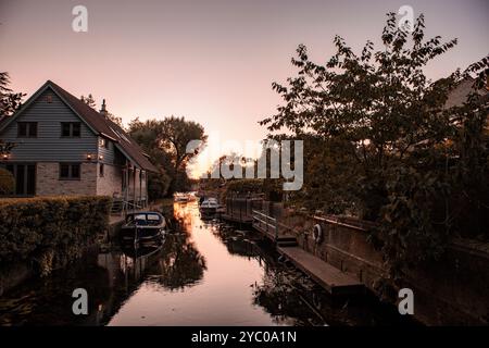 Red Sky e riflessi sul fiume St Ives Chub Foto Stock