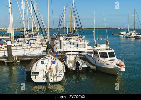 Vila Real de Santo Antonio, Portogallo, 13 ottobre 2024. Tranquillo porticciolo con barche a vela e motoscafi ormeggiati fianco a fianco. Foto Stock