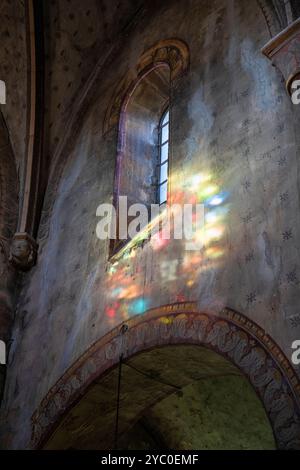 Francia, regione Alvernia-Rodano-Alpi, Thuret (Dipartimento Puy-de-Dome), luce colorata dalle vetrate colorate all'interno della Chiesa di Saint-Martin Foto Stock