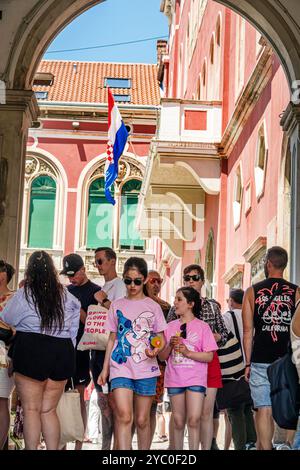 Spalato Croazia, città vecchia, Piazza Prokurative Republic Public Square Trg Republike, architettura neorinascimentale, Palazzo del governo, ingresso ad arco, fl Foto Stock