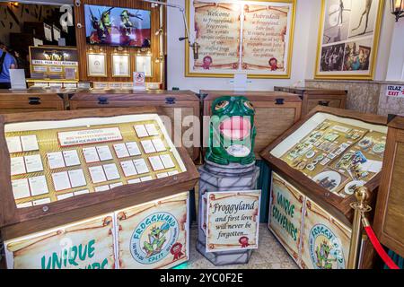 Spalato Croazia, città vecchia, via Ulica kralja Tomislava, museo della mostra Froggyland, interni, scene umoristiche di rane ripiene, Europa croata UE Foto Stock