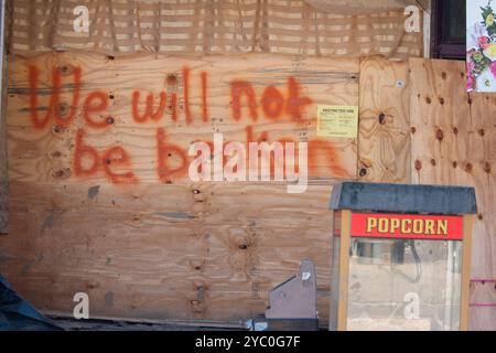 Marshall, Stati Uniti. 17 ottobre 2024. Un cartello verniciato a spruzzo che dice "We Will Not Be broken" copre il fronte abbordato di un negozio in seguito all'uragano Helene, 17 ottobre 2024 a Marshall, Carolina del Nord. Crediti: Dylan Burnell/USACE Photo/Alamy Live News Foto Stock