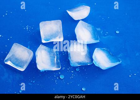 Molti cubetti di ghiaccio su sfondo blu Foto Stock