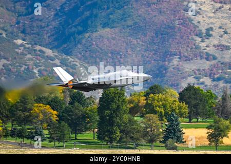 Ogden, Stati Uniti. 15 ottobre 2024. Il pilota della U.S. Air Force Demonstration Team, il maggiore Melanie "Mach" Kluesner, decolla per praticare manovre aeree su un aereo da caccia stealth F-35A Lightning II dell'USAF presso la Hill Air Force base, 15 ottobre 2024 vicino a Ogden, Utah. Credito: Cynthia Griggs/U.S. Air Force/Alamy Live News Foto Stock