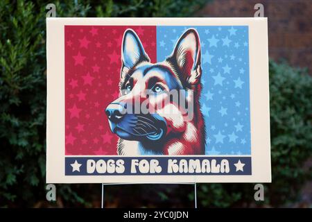 2024 firma del cortile delle elezioni presidenziali degli Stati Uniti con un ritratto di un cane alsaziano tedesco Shepard che afferma: "Cani per Kamala". Foto Stock
