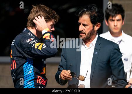 Austin, Stati Uniti. 20 ottobre 2024. Il pilota olandese di Formula 1 Max Verstappen della Red Bull Racing parla con il presidente della FIA Mohammed Ben Sulayem in seguito al Gran Premio degli Stati Uniti di Formula uno sul circuito delle Americhe di Austin, Texas, domenica 20 ottobre 2024. Foto di Greg Nash/UPI credito: UPI/Alamy Live News Foto Stock