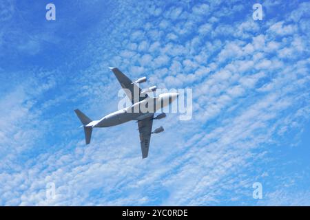 Lake Elsinore, CA, USA - 20 ottobre 2022: Un C-17 Globemaster III della United States Air Force vola in alto Foto Stock