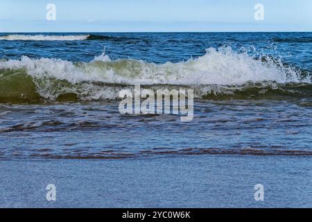Ondeggia sullo sfondo dell'oceano, il movimento di un'onda marina congelata nella quiete - scattato con una fotocamera reflex Nikon, matrice 24 Mpix Foto Stock