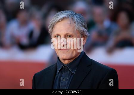 DATA RECORD NON DICHIARATA Viggo Mortensen posa sul Red carpet durante il 19° Festival Internazionale del Cinema di Roma. Roma, Italia - 18 ottobre 2024: Viggo Mortensen partecipa al Red carpet The Dead Don t Hurt durante il 19° Festival del Cinema di Roma all'Auditorium Parco della musica. Roma RM Italia Copyright: XPhotoxbyxGennaroxLeonardix Foto Stock