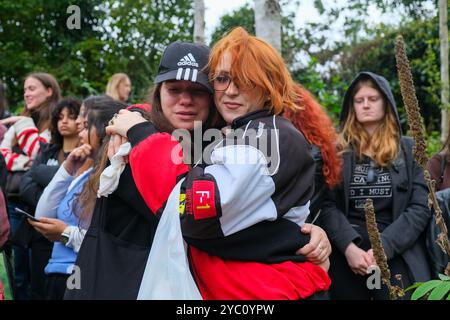 I fan di Liam Payne si riuniscono a Hyde Park per una veglia dopo la morte dei cantanti dell'ex One Direction mercoledì scorso. Foto Stock